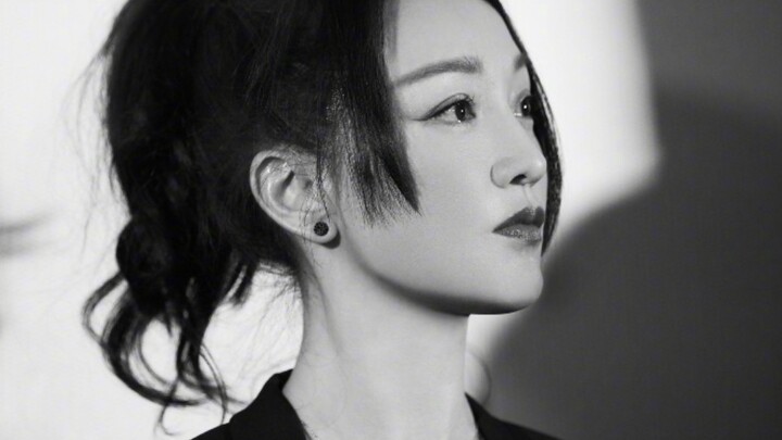 Đây chính là điều Chúa đang làm, cho cô bé ăn từng miếng một bằng một bát cơm!!!