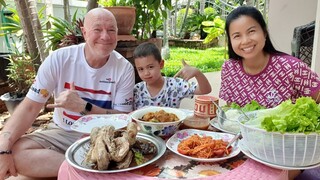 ส้มตำ แกงโฮ๊ะไก่นึ่งน้ำจิ้มถั่วตัดสองหนุ่มทั้งเผ็ดทั้งแซ่บ  Steamed Chicken Som Tum & Spicy Noddles