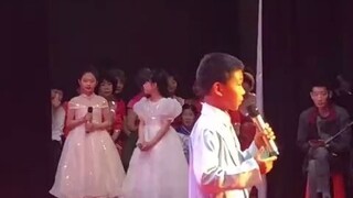 นักเรียนประถมศึกษาคนหนึ่งร้องเพลง "ป๋อหูโช่ว" และคุกเข่าลงเมื่อเขาเริ่มร้องเพลงแบบโอเปร่า!