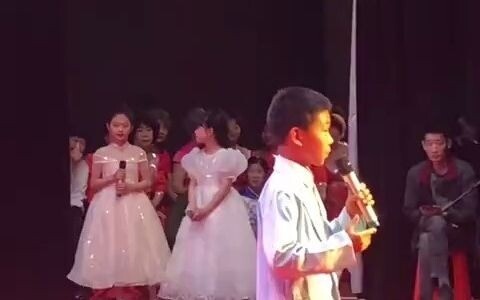 Seorang siswa sekolah dasar menyanyikan "Bo Hu Shuo" dan berlutut ketika ia mulai bernyanyi dalam ga