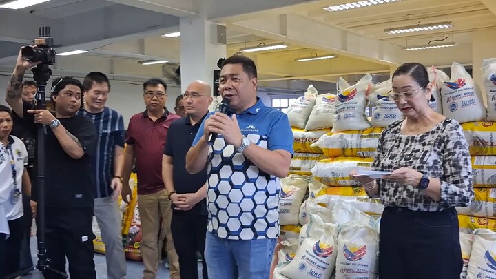Mayor Menchie Abalos namamahagi ng tig 10kilos every senior citizens