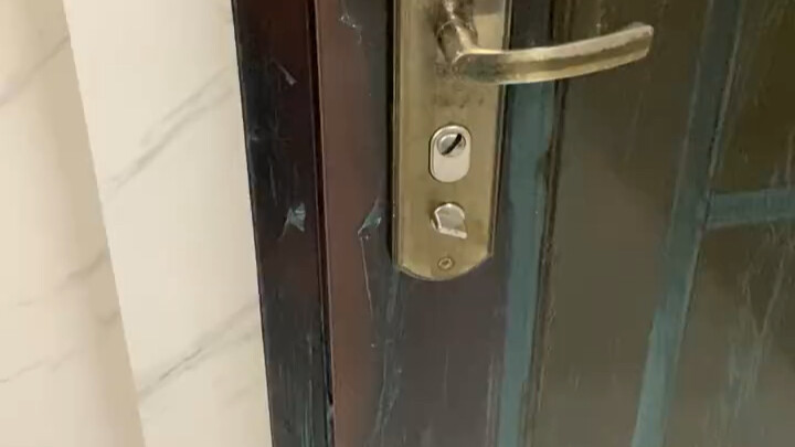 Tôi đẩy cánh cửa này ra và bạn tôi nói rằng anh ấy nghĩ tôi cưỡi ngựa đến.
