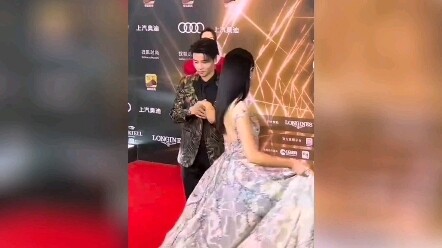 Sự chênh lệch khi các cặp đôi ngôi sao nâng váy