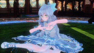 The spinning and dancing Tianyi is like a flower in the world, and her flowing skirt is like petals,