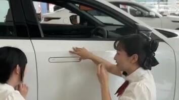 Mata-mata BYD, Xixi, melakukan siaran langsung di Changan Automobile sambil mencuri mobil dan mengaj