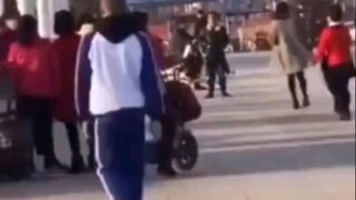 يبدو أن الصبي قد وجد طريقة للتعامل مع خالات الرقص المربع.