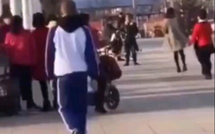 يبدو أن الصبي قد وجد طريقة للتعامل مع خالات الرقص المربع.