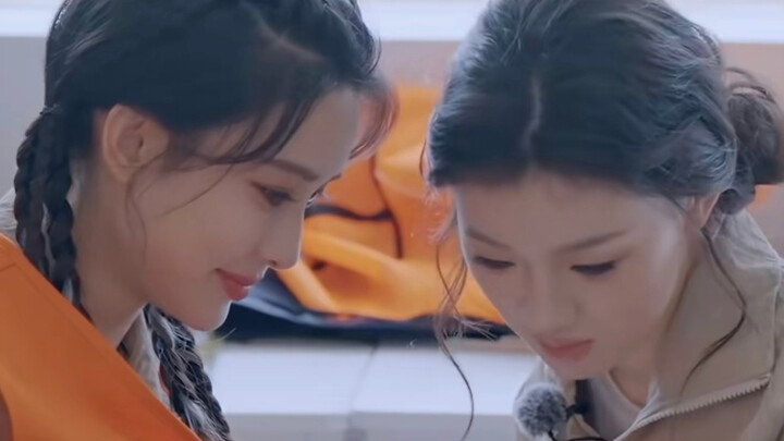 Meng Ziyi and Dan Yichun doze off, acting out me and my sisters napping.