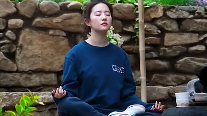 Liu Yifei Meditasi untuk Mencapai Kedewaan