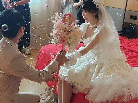 Kaifeng’s hottest anime-themed wedding! Newlyweds blessed by the goddess Aleyxia, and a fleet of “pa