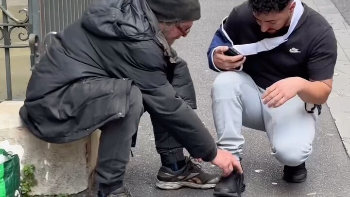 “My arm is broken—can you tie my shoelaces?” (Social Experiment)