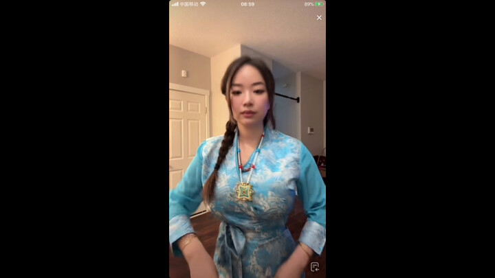 Dewi Tibet Yancjin menari Guozhuang dengan tubuh yang montok dan berlekuk indah.