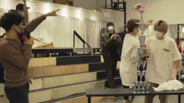 وراء النجاح هناك محاولات لا حصر لها (رغم أن فرقتي مضحكة بعض الشيء وصاخبة قليلاً)