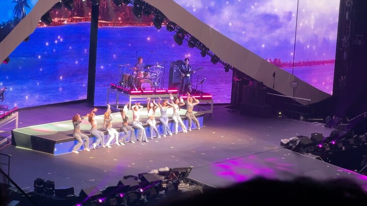 Buổi concert của TWICE: Cả khán phòng đồng thanh hô to “JYP” trong ca khúc Alcohol Free