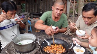 Mưa đầu mùa cá tép chạy vô đây quá trời, bắt về kho quẹt cháo trắng lá dứa ăn sức mồ hôi