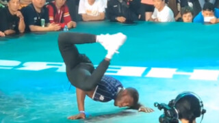 黑人小哥 这街舞动作 玩的太轻松了吧