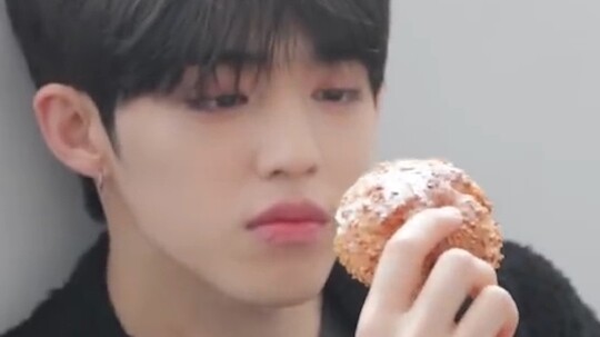 【ชเวซึงชอล】ใครให้คุณกินพัฟแบบนี้ล่ะ!