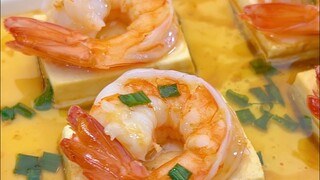 Hidangan baru telah ditambahkan ke resep makan malam Tahun Baru dengan udang dan tahu kukus yang sup