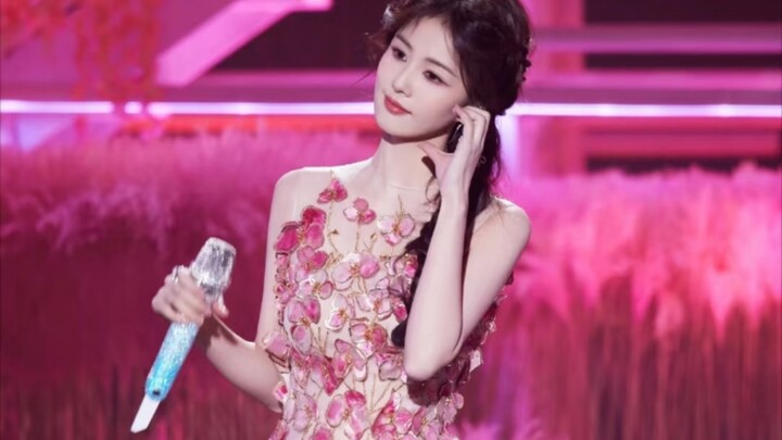 Bai Lu's straight-cut performance of "Nuan Nuan" at the New Year's Eve concert—can't wait for her sw