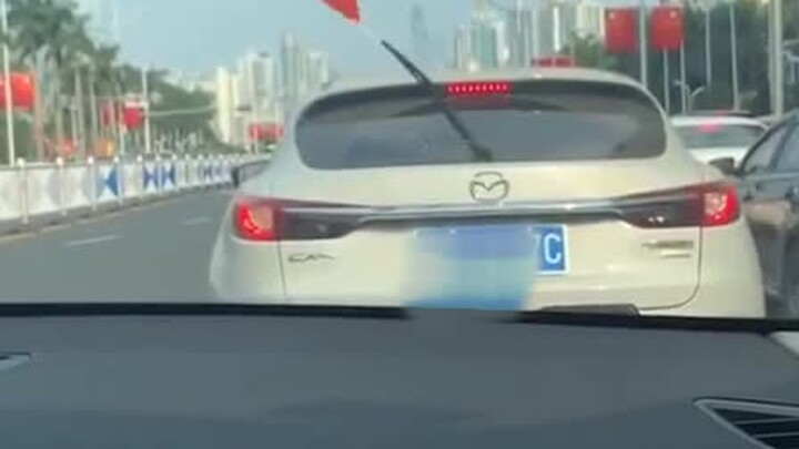 เสียบธงชาติไว้บนที่ปัดน้ำฝน? ยังมีวิธีใช้งานแบบนี้อีกเหรอ? นี่มันเจ๋งเกินไปแล้ว พวกเราเองก็ไม่กล้าถา