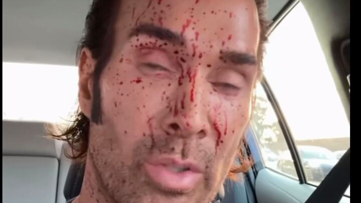 当你试图修好你的钢笔时，后座的同学belike