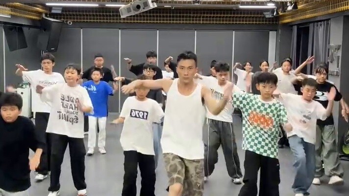 Lucifer, just jump like this! Your hands and feet will never turn into spinning tops again!