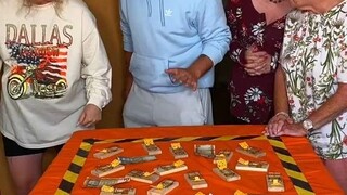 玩具捕鼠夹 or 现金，全家一起玩这个游戏还挺刺激~