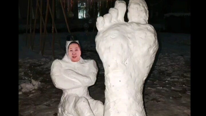 It’s snowing—let’s build a snowman!