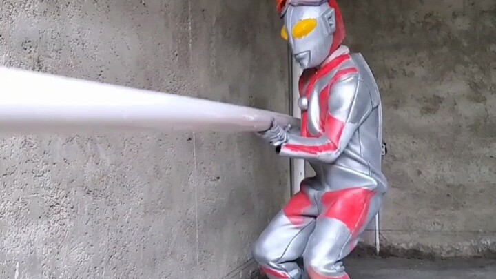 Apa jadinya jika Ultraman dari nebula M78 belajar bertahan hidup dan menari di Bumi?