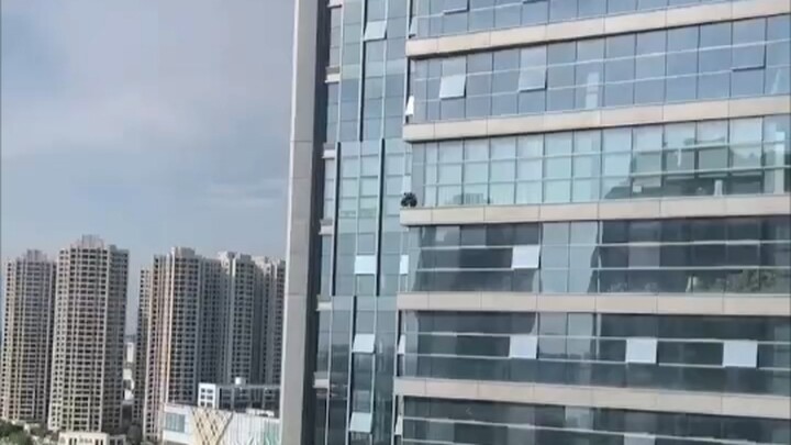 Anh em ơi! Để tôi gọi 119 giúp anh nhé?