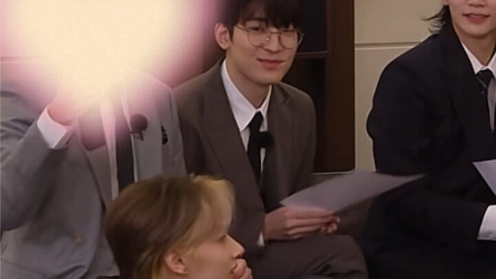 【You Hui】Người thì bận ra tòa, người thì bận len lén liếc nhìn.