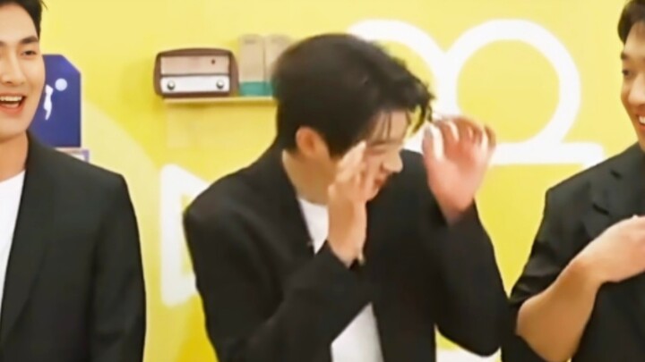 Tôi cười vỡ bụng!! Anh ta còn đeo kính giống hệt Mạnh Ngạn Thần nữa chứ hahaha!! Tôi nhịn không được