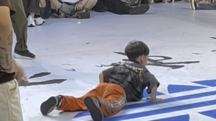 Một thần đồng nhảy đường phố tám tuổi đã tham gia một cuộc thi nhảy đường phố và động tác đầu tiên c