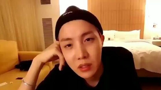 [BTS] Khi jhope đang phát trực tiếp, một fan nói rằng anh ấy đang ở trong lớp, vì vậy hope đã hát bà