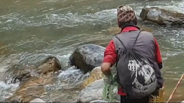 cast net fishing in Nepal | himalayan trout fishing with handmade cast net |