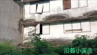 沿着小溪走