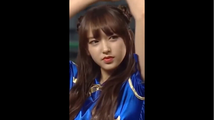 Gadis cantik yang melakukan salto setelah acara!