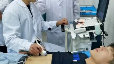 جاءت فتاة من الصف الخارجي لتسليم مادة التوصيل، فنهض عارض الصف الثاني على الفور لمنع المشاهدة.