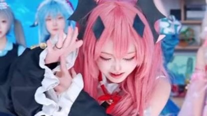 Kururu diputar hingga gemetar sambil menunjukkan gestur jeda