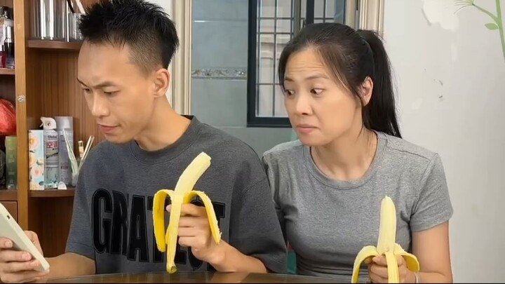 一口香蕉引发的爆笑交换！🤣 谁能忍住不笑？