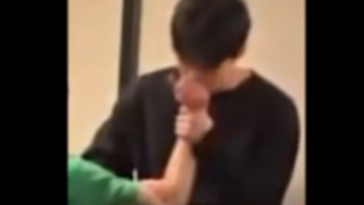 Kim Do-young: Addicted to petting dogs, soaking up their cuteness