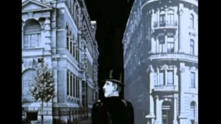 Grotesque aesthetics ‖ absurd city ‖ strange maze