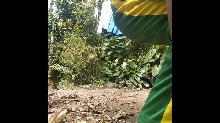Nag lilinis Ng bakuran😉