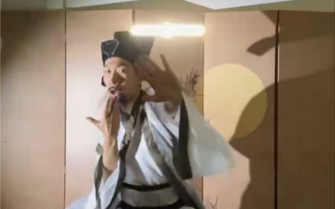 يا عجوز، مَن سمح لك تلعب هيك؟