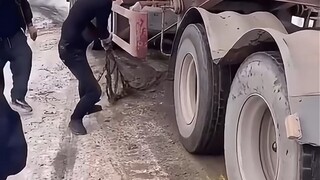 إنقاذ أم إثارة الفوضى؟ شقيقان يحاولان بذكاء مفرط إنقاذ شاحنة صهريج وقود