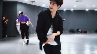 So this is the charm of a little boy who sweats while dancing? The Chinese dancers in the Produce Ca