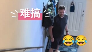 家里有个太爱干净的宝宝该怎么办，爸妈在宝宝的对比之下，感觉很不爱干净