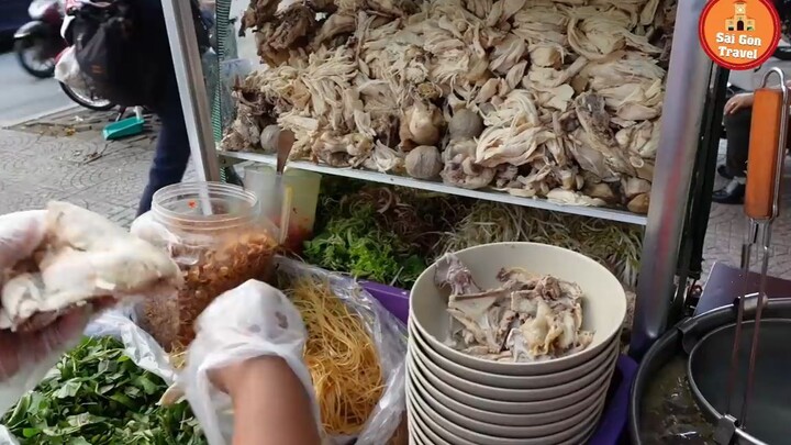 Bất Ngờ Với Xe Miến Gà Tủ Đồ Ăn Đầy Ắp Của Chị Gái Bán Hơn 10 Năm Ở Trung Tâm Sà