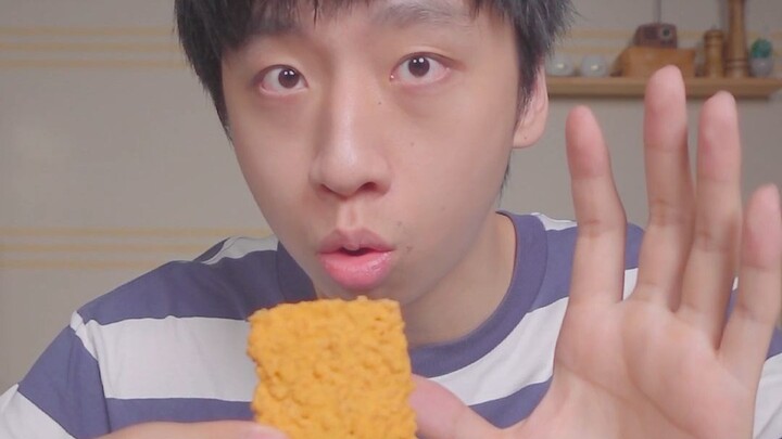 ข้าวเกรียบหนึ่งชิ้นราคาหนึ่งหยวน จริงๆ แล้วอร่อยจริงหรือเปล่า? หนุ่มหล่อมาลองดูสิ!