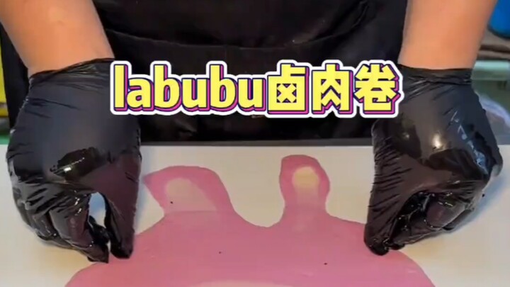 街头偶遇labubu卡通卤肉卷！